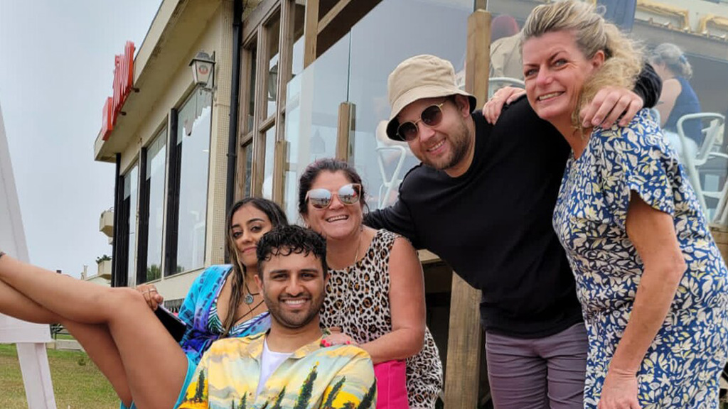 Strangers on a Plane Season 1 Episode 8 on More4 +1 - TV Programme Poster