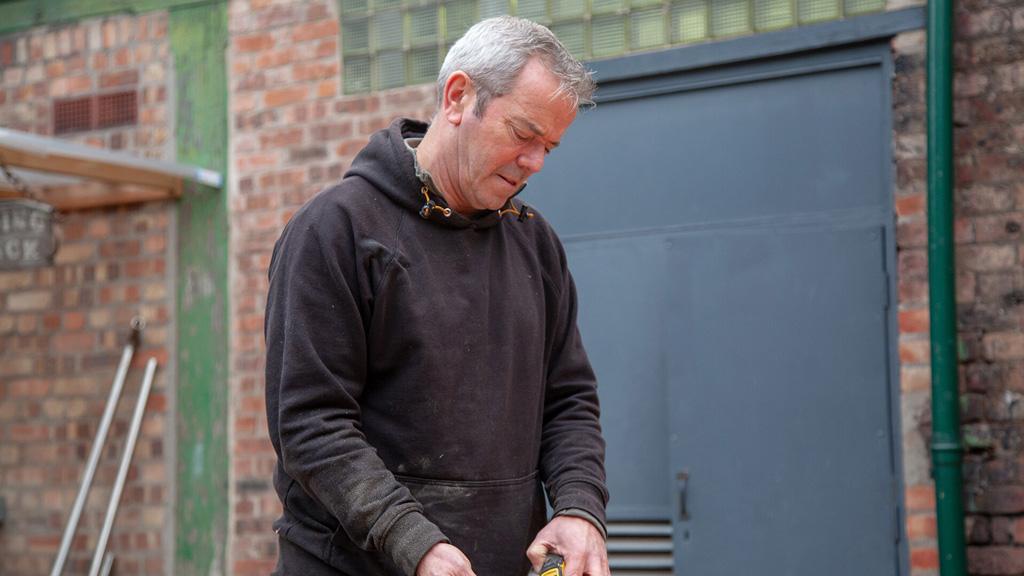 Find It, Fix It, Flog It Season 6 Episode 5 on More4 +1 - TV Programme Poster