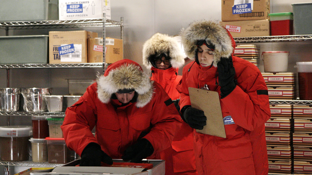 The Big Bang Theory Season 2 Episode 23 on TLC +1 - TV Programme Poster