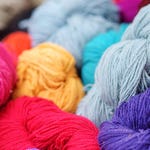 Image for episode "Pressed Glass/Pickup Truck Caps/Alpaca Yarn/Utility Knives" from Technology programme "How It's Made"